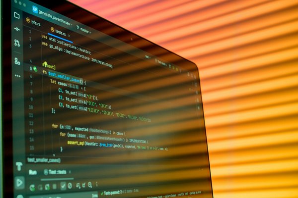 Quels sont les avantages de l'utilisation des réseaux de neurones génératifs pour la création de contenu?